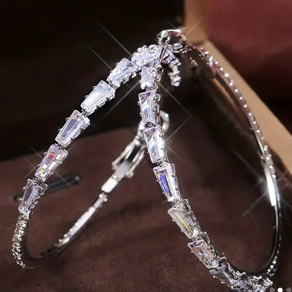 SPARKLING GRADIENT SQUARE CUT HOOP EARRINGS - Picture 6 of 11